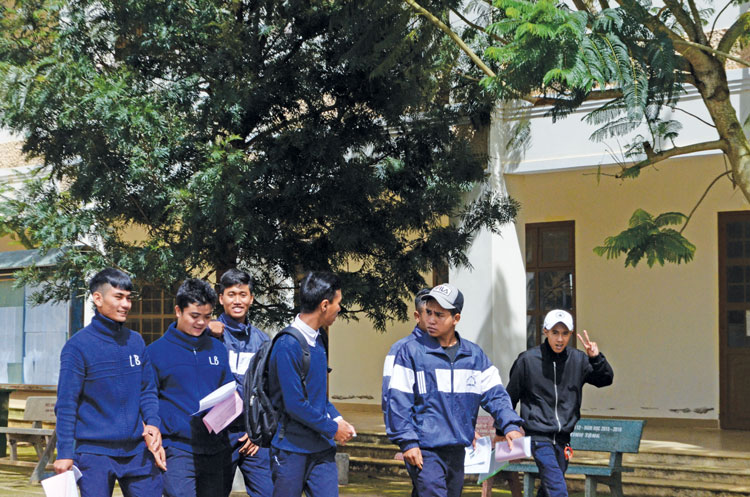Nhờ thực hiện tốt chính sách học sinh - sinh viên nên nhiều học sinh DTTS huyện Lạc Dương có thêm điều kiện đến trường. 