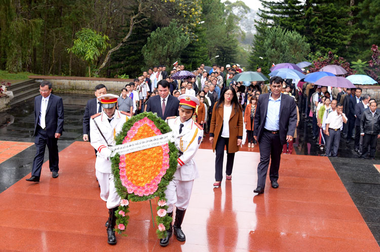Đoàn đại biểu dự Đại hội Đại biểu các dân tộc thiểu số tỉnh Lâm Đồng viếng Nghĩa trang Liệt sỹ