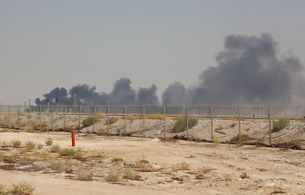 Khói bốc lên từ cơ sở lọc dầu của Aramco tại Abqaiq, Saudi Arabia, sau vụ tấn công ngày 14/9