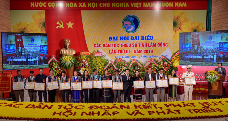 Tặng bằng khen của Chủ tịch UBND tỉnh Lâm Đồng