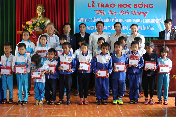 Các học sinh ở xã Lộc Châu nhận học bổng Tiếp sức đến trường từ Công ty TNHH Dệt may và Thương mại Kim Nguyên