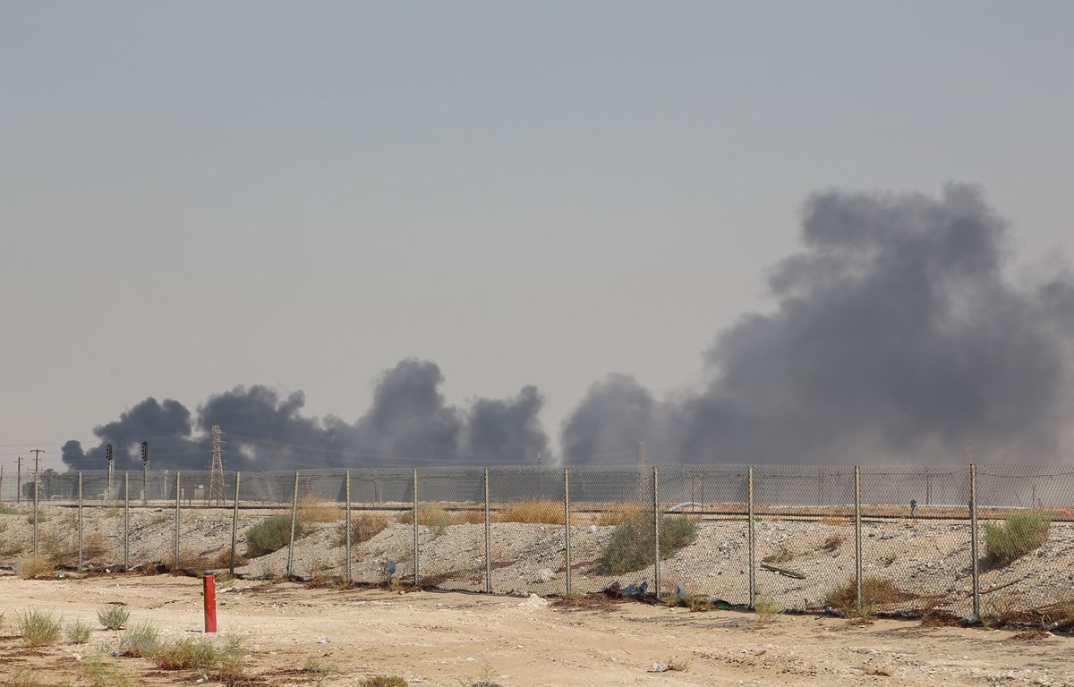 Khói bốc lên từ nhà máy lọc dầu Aramco ở Abqaiq, miền Đông Saudi Arabia sau vụ tấn công ngày 14/9/2019