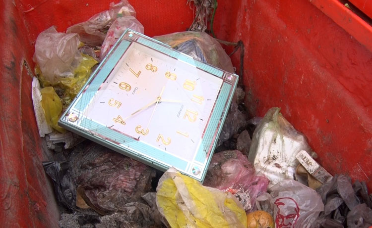 Thùng rác này chỉ tiếp nhận rác thải bao bì thuốc BVTV sau sử dụng, nhưng người dân vẫn làm ngơ không đọc chỉ dẫn