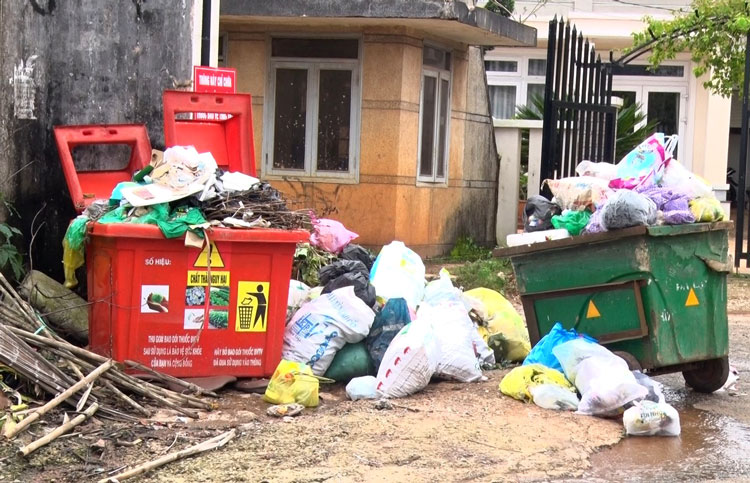Hiện hàng loạt thùng rác “chất thải nguy hại” tại Đà Lạt đang quá tải 