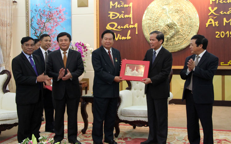 Chủ tịch Viện Hàn lâm KHCN quốc gia Lào tặng quà lưu niệm cho lãnh đạo tỉnh Lâm Đồng nhân chuyến thăm và làm việc tại địa phương. Ảnh: N.N