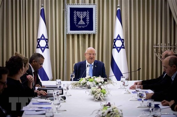 Tổng thống Israel Reuven Rivlin (giữa) trong cuộc họp tham vấn với các thành viên đảng Xanh-Trắng tại Jerusalem ngày 22/9/2019
