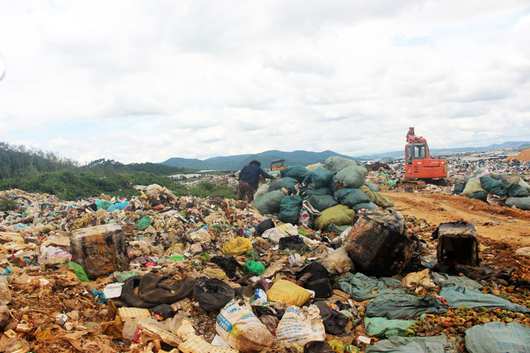Hầu hết bãi rác đều chôn lấp lộ thiên và không đảm bảo hợp vệ sinh (bãi rác tại Đơn Dương)