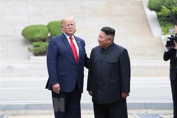 Tổng thống Mỹ Donald Trump (trái) và nhà lãnh đạo Triều Tiên Kim Jong-un trong cuộc gặp ở làng đình chiến Panmunjom. 