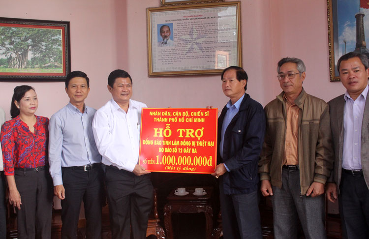 Đảng bộ, chính quyền và các tầng lớp nhân dân thành phố Hồ Chí Minh hỗ trợ trực tiếp cho đồng bào Lâm Đồng gặp thiên tai