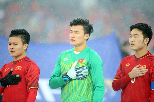 Từ trái sang: Quang Hải, thủ môn Bùi Tiến Dũng, Xuân Trường hát quốc ca dưới tuyết trong trận chung kết của VCK U23 châu Á 2018