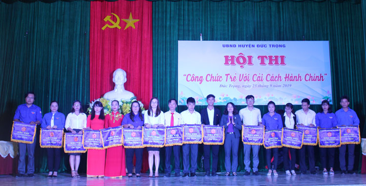 Bà Phạm Thị Thanh Thúy - Phó Chủ tịch UBND huyện trao Cờ lưu niệm cho các đội tham gia Hội thi
