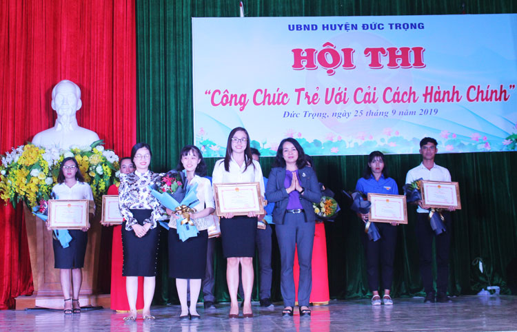Bà phạm Thị Thanh Thúy - Phó Chủ tịch UBND huyện trao giải Nhất cho đội các phòng, ban của huyện