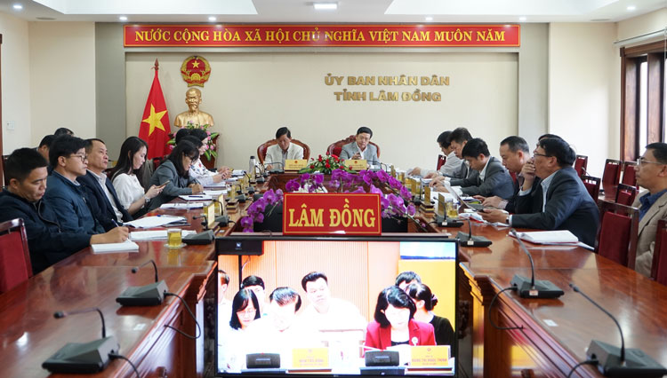 Lãnh đạo Tỉnh ủy, UBND, HĐND, Đoàn ĐBQH và các sở ban ngành tham dự tại điểm cầu Lâm Đồng