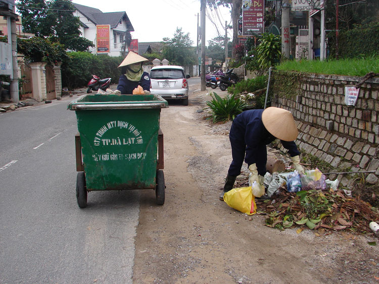 Công nhân Công ty CP Dịch vụ Đô thị Đà Lạt luôn “dốc hết sức” thu gom rác thải cho thành phố sạch hơn mỗi ngày