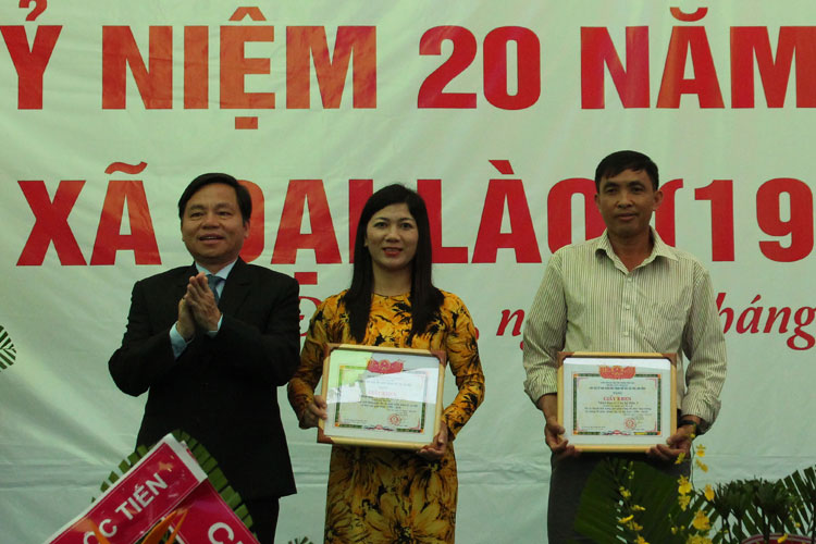 Đồng chí Nguyễn Văn Triệu, Ủy viên Ban Thường vụ Tỉnh ủy, Bí thư Thành ủy Bảo Lộc (thứ 2 bên phải), tặng công trình nhà văn hóa cho xã Đại Lào