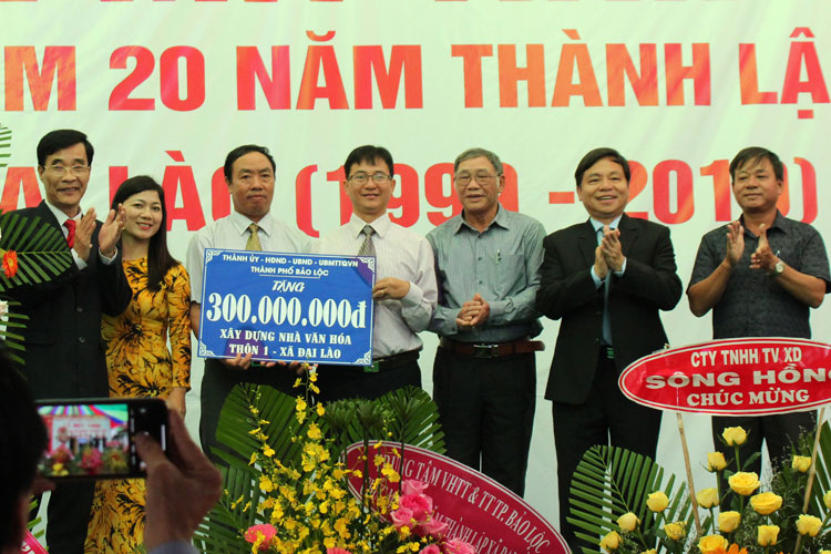 Đồng chí Nguyễn Văn Triệu, Ủy viên Ban Thường vụ Tỉnh ủy, Bí thư Thành ủy Bảo Lộc (thứ 2 bên phải), tặng công trình nhà văn hóa cho xã Đại Lào