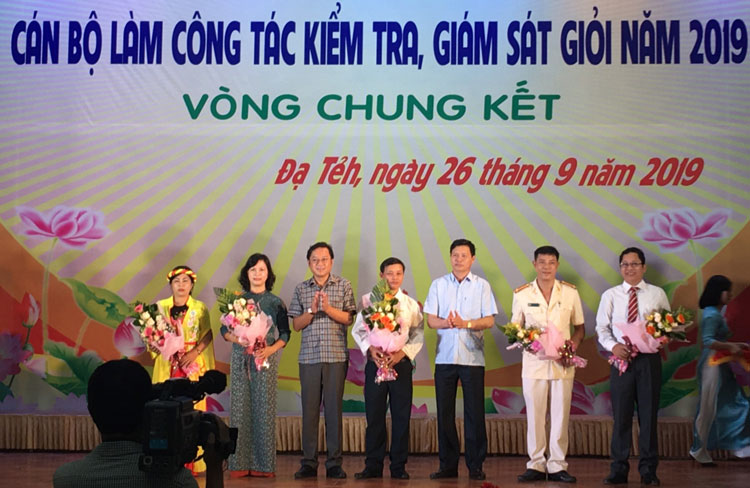 Đồng chí Hoàng Xuân Hường, Phó Chủ nhiệm Ủy ban Kiểm tra Tỉnh ủy và đồng chí Tôn Thiện Đồng, Tỉnh ủy viên, Bí thư Huyện ủy Đạ Tẻh tặng hoa chúc mừng các đội vào chung kết 