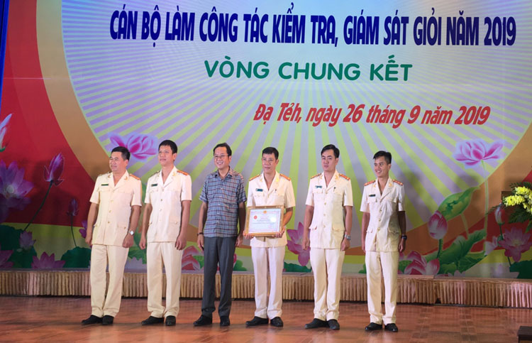 Đồng chí Tôn Thiện Đồng, Tỉnh ủy viên, Bí thư Huyện ủy Đạ Tẻh trao giải nhất cho Đảng bộ Công an huyện 