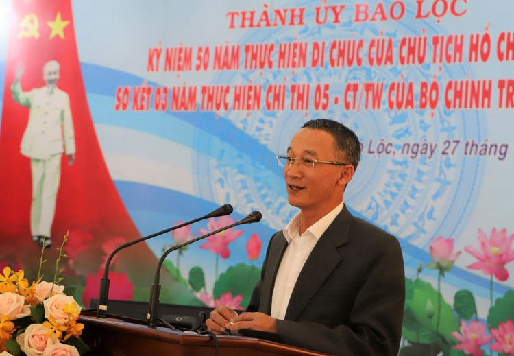 Đồng chí Trần Văn Hiệp - Trưởng Ban Tuyên giáo Tỉnh ủy chúc mừng và chỉ đạo Hội nghị