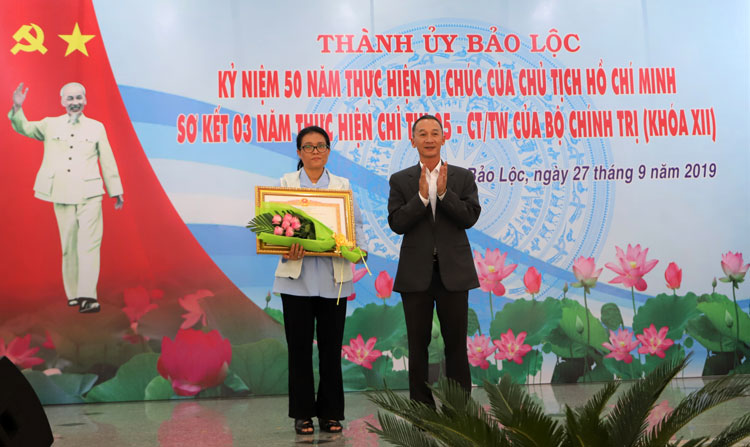 Trưởng Ban Tuyên giáo Tỉnh ủy Trần Văn Hiệp trao Bằng khen của Thủ tướng Chính phủ cho Mái ấm Tín Thác