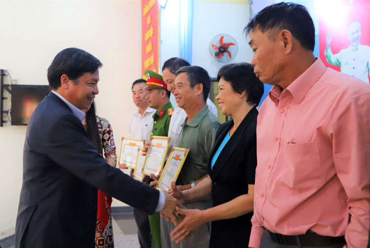 Đồng chí Nguyễn Văn Triệu - Bí thư Thành ủy trao Giấy khen cho các tập thể