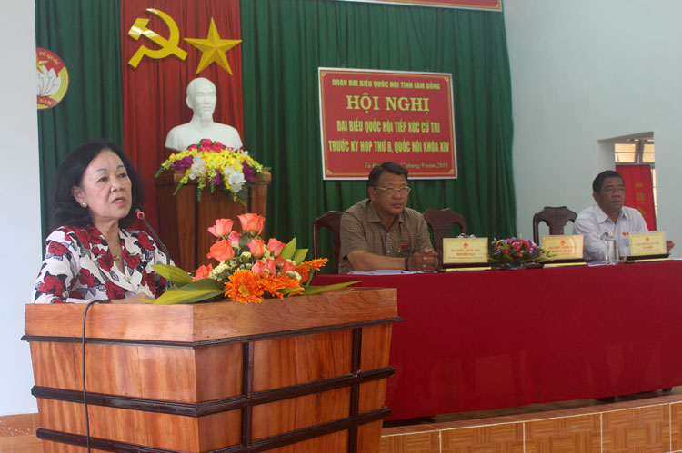 Trưởng Ban Dân vận Trung ương Trương Thị Mai tiếp xúc cử tri xã Tà Hine