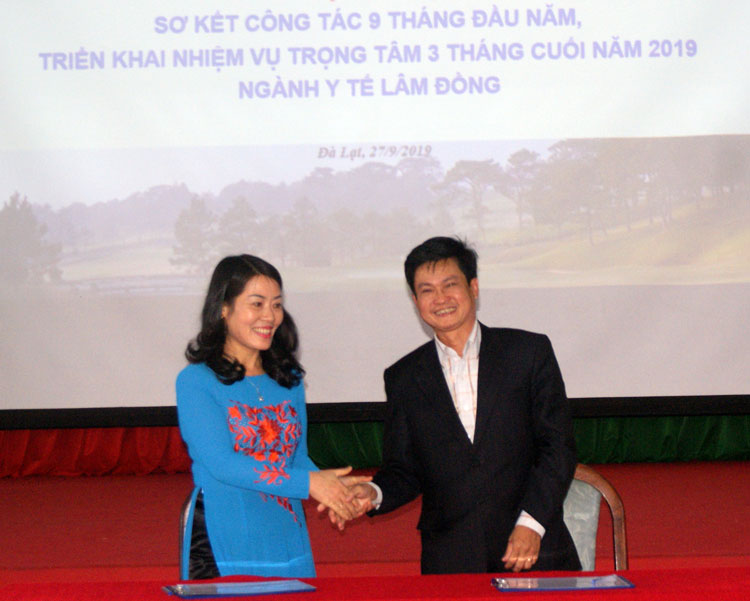 Lãnh đạo Công đoàn ngành y tế Lâm Đồng và Sở Y tế  ký cam kết thi đua thực hiện phong trào xanh -sạch -đẹp, giảm thiểu chất thải nhựa
