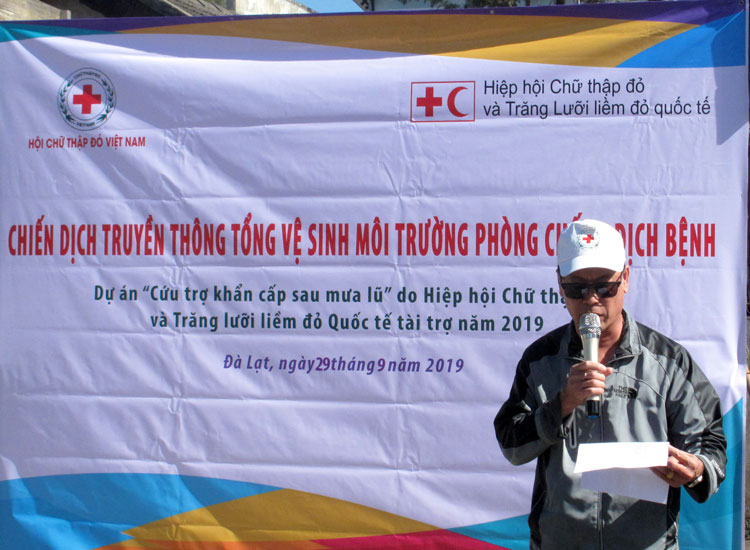 Ông Nguyễn Bá Tường - Phó Chủ tịch UBND Phường 5 Đà Lạt phát động chiến dịch ra quân tổng vệ sinh môi trường phòng chống dịch bệnh