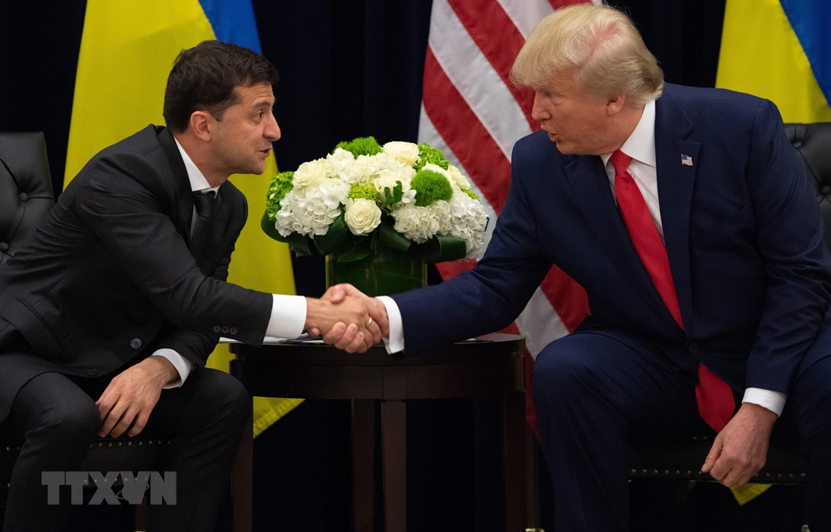 Tổng thống Ukraine Volodymyr Zelensky (trái) và Tổng thống Mỹ Donald Trump tại cuộc gặp ở New York ngày 25/9/2019