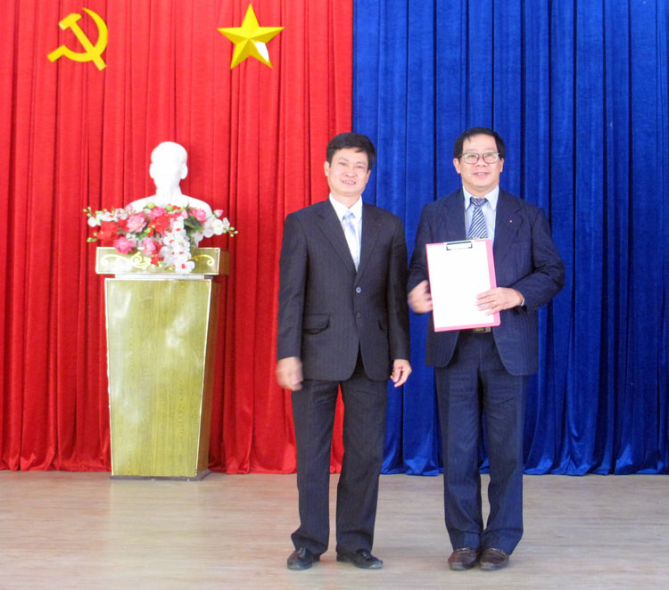BSCKII Nguyễn Đức Thuận - Quyền Giám đốc Sở Y tế trao quyết định cho BSCKII Nguyễn Quốc Minh phụ trách điều hành CDC tỉnh