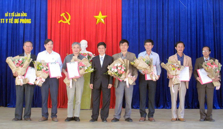 Lãnh đạo Sở Y tế trao quyết định và tặng hoa chúc mừng 7 Phó Giám đốc CDC Lâm Đồng