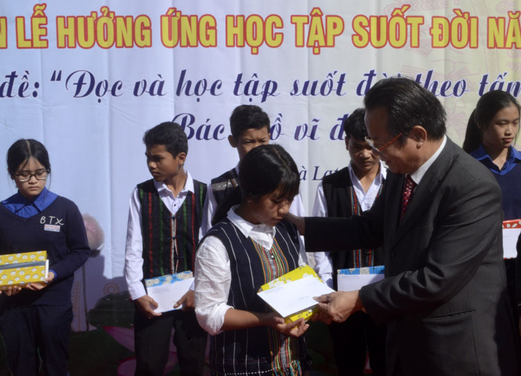 Nhà giáo ưu tú Nguyễn Xuân Ngọc – Chủ tịch Hội Khuyến học tỉnh trao học bổng cho học sinh nghèo vượt khó