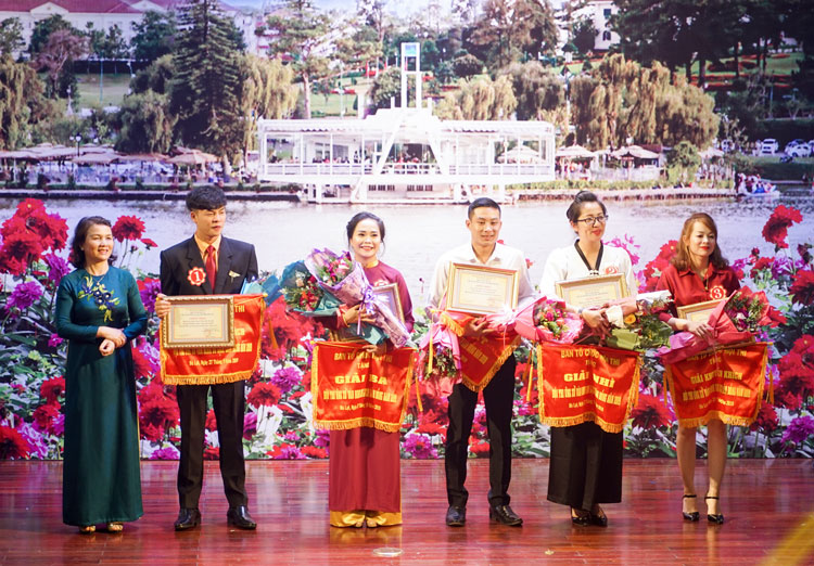 5 đội dự thi nhận giải và Bằng khen của Giám đốc Sở Văn hóa - Thể thao & Du lịch