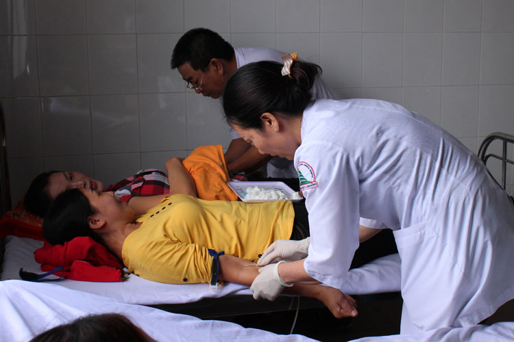 Bác sĩ Bệnh viện Đa khoa Lâm Đồng II đang tiến hành lấy máu của tình nguyện viên