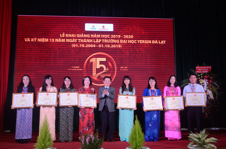 Phó Chủ tịch UBND tỉnh Phan Văn Đa trao bằng khen của UBND tỉnh cho các cá nhân xuất sắc