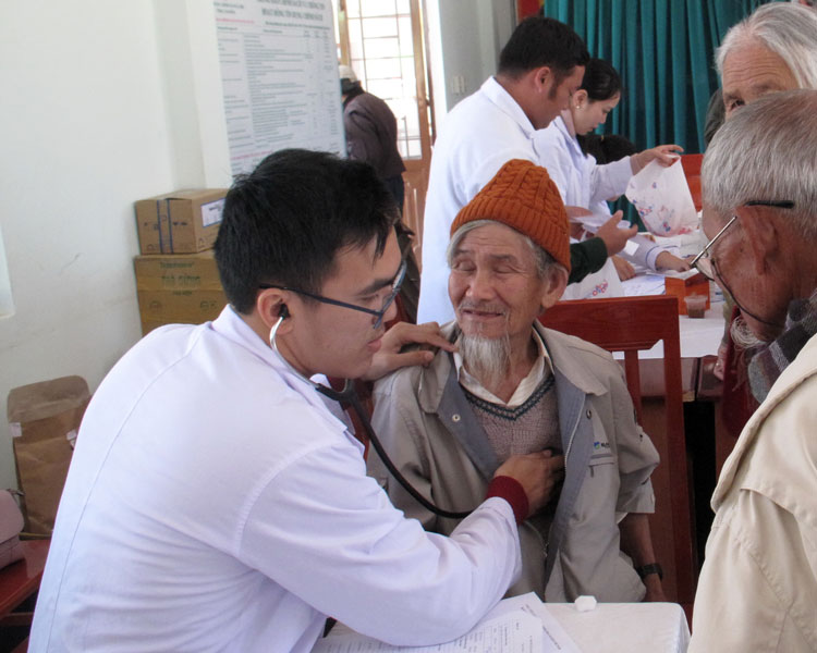 Bác sĩ khám bệnh miễn phí cho người cao tuổi ở Đà Lạt