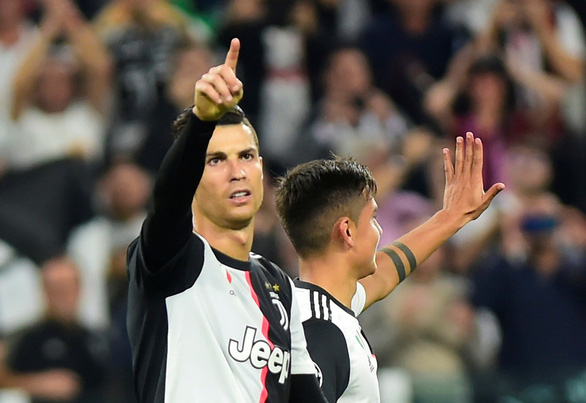Ronaldo ăn mừng bàn nâng tỉ số lên 3-0 cho Juventus