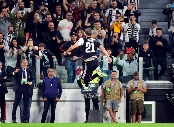 Higuain ăn mừng bàn mở tỉ số cho Juventus