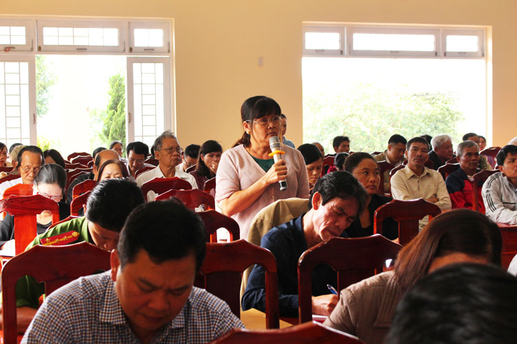 Cử tri phường B’Lao, thành phố Bảo Lộc, nêu ý kiến, kiến nghị tại buổi tiếp xúc cử tri