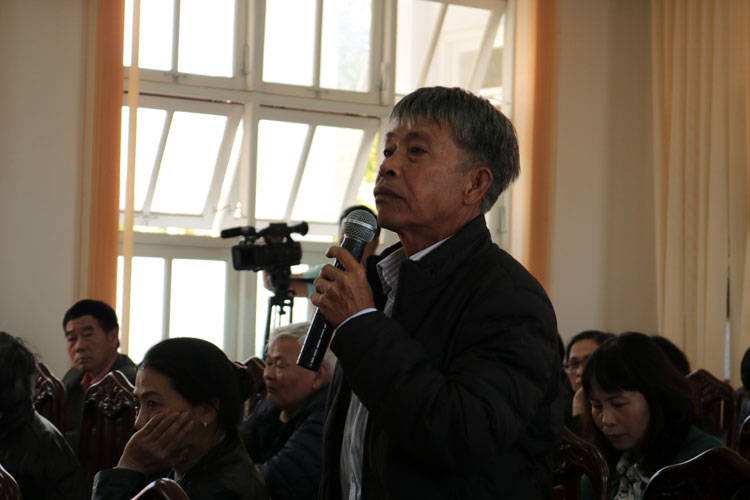 Cử tri phường 10, TP Đà Lạt phát biểu ý kiến tại buổi tiếp xúc cử tri