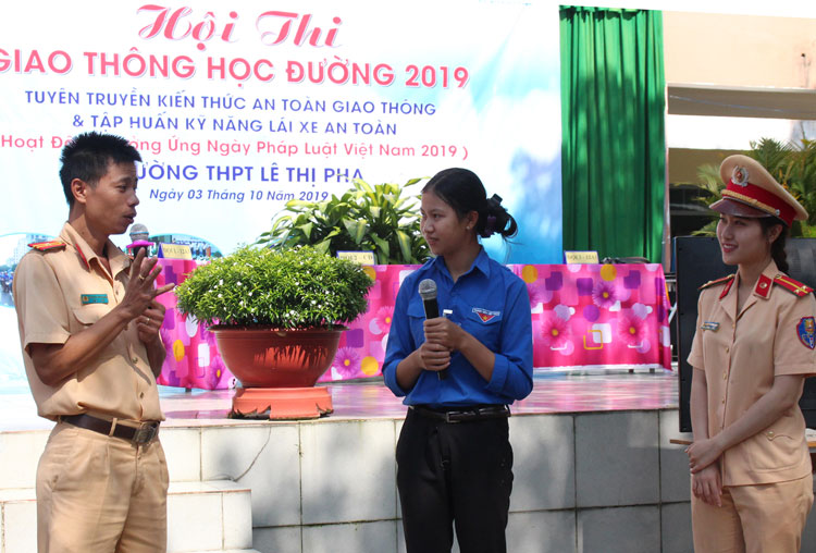 Công an thành phố Bảo Lộc đặt câu hỏi về an toàn giao thông cho học sinh Trường THPT Lê Thị Pha