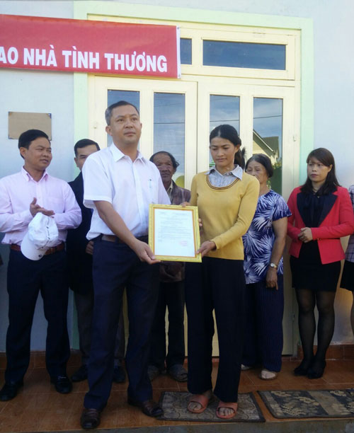 Đại diện chính quyền Phường 11 Đà Lạt bàn giao nhà tình thương cho hộ gia đình chị Đặng Thị Lê Trâm 