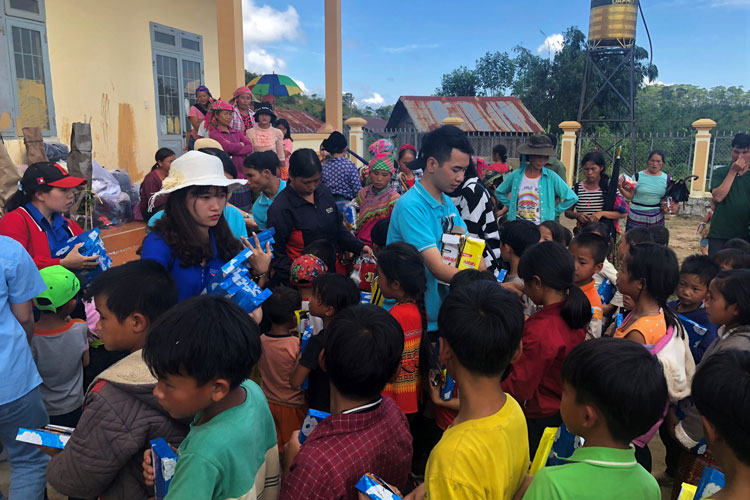 Giáo viên Tổng phụ trách Đội Bảo Lộc mang yêu thương đến với trẻ em nghèo Đam Rông