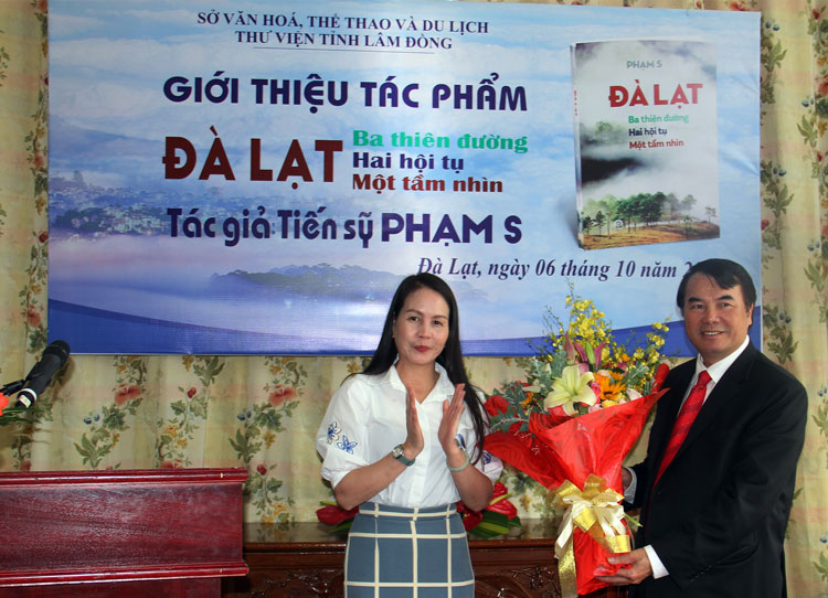 Phó Giám đốc Sở VH-TT và DL Lâm Đồng tặng hoa chúc mừng tác giả Phạm S 
