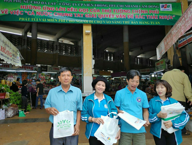 Hội Phụ nữ chợ Đà Lạt phát túi vải miễn phí cho người đi chợ. Ảnh: V.Hùng