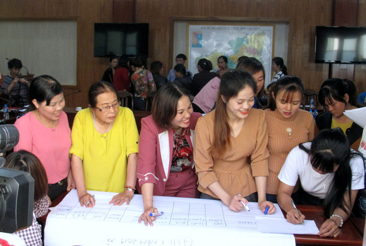 Các nhóm phát triển cộng đồng ở Lâm Hà lập kế hoạch truyền thông chăm sóc sức khỏe sinh sản cho phụ nữ và thanh niên tại địa bàn. Ảnh: An Nhiên