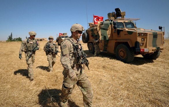 Binh lính Mỹ và Thổ Nhĩ Kỳ diễn tập tuần tra chung gần Tel Abyad, Syria vào tháng 9-2019 