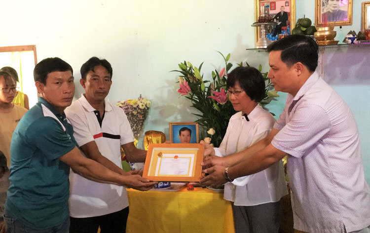 Gia đình bà Biên đón nhận Kỷ niệm chương “Vì sức khỏe Nhân dân” của Bộ Y tế trao tặng