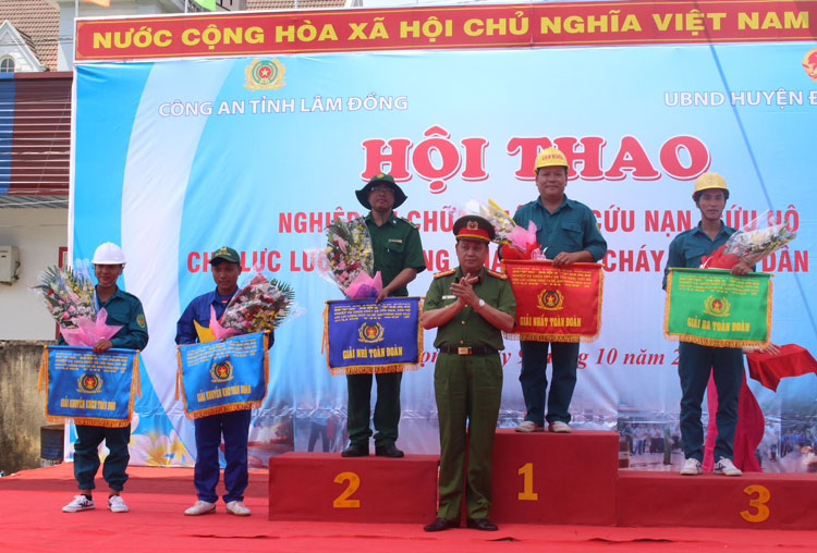 Đại tá Đào Ngọc Cần – Phó Giám đốc Công an tỉnh, trao giải toàn đoàn cho các đội đại giải cao