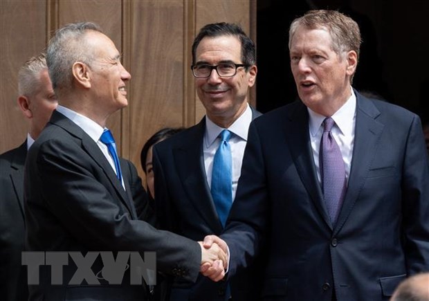 (Từ trái sang): Phó Thủ tướng Trung Quốc Lưu Hạc, Bộ trưởng Tài chính Mỹ Steven Mnuchin và Đại diện thương mại Mỹ Robert Lighthizer sau vòng đàm phán thương mại ở Washington, DC ngày 10/5/2019